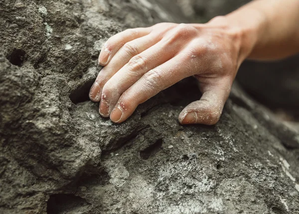 在岩石上的登山者手 — 图库照片