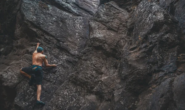 Hombre escalando en roca de piedra — Foto de Stock