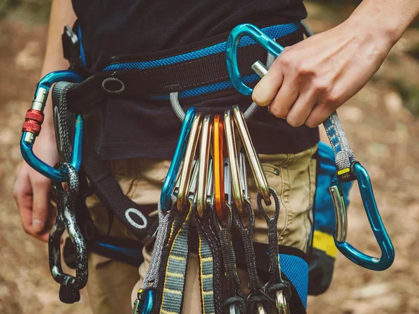 Ορειβάτης φορώντας λουρί ασφάλειας Royalty Free Φωτογραφίες Αρχείου
