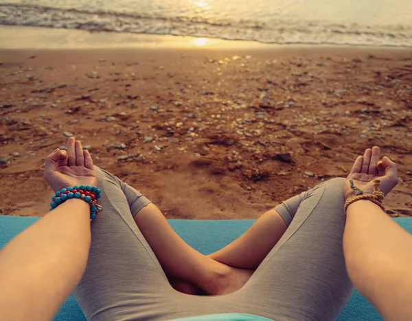 Vrouw mediteren in pose van lotus — Stockfoto