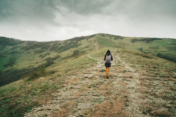 Caminhante mulher escalando na montanha — Fotografia de Stock