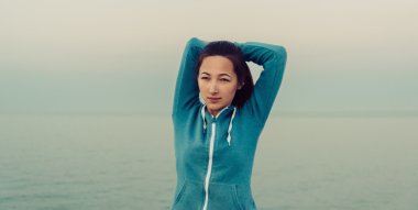 Güzel genç kadın egzersiz kenarı