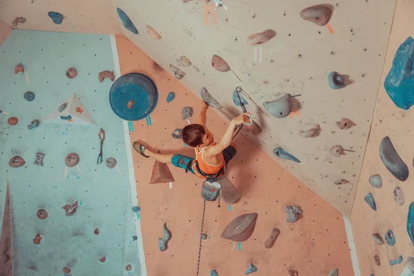 Ragazzo che indossa attrezzature di sicurezza arrampicata indoor — Foto Stock