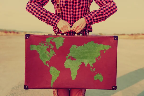 Traveler holding a suitcase, close-up — Stock Photo, Image