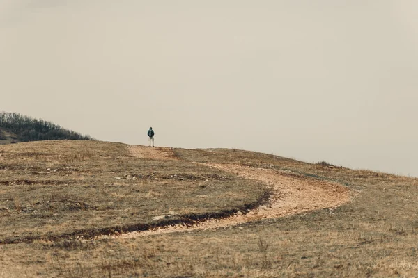 Caminhante homem andando ao ar livre — Fotografia de Stock