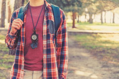 Pusula ile seyahat adam