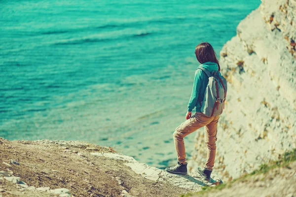 Menina desfrutando vista do mar — Fotografia de Stock