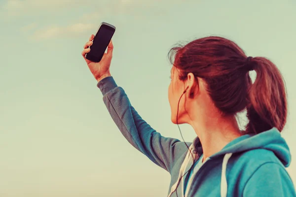 Ragazza sportiva facendo autoritratto all'aperto — Foto Stock