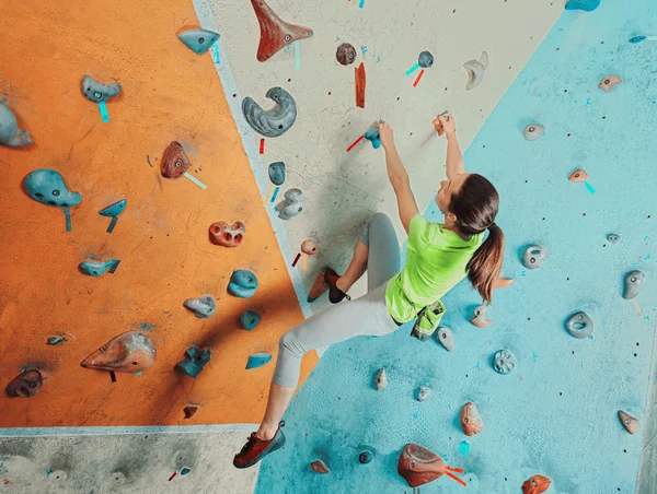 Beautiful woman climbing in gym — Stock Photo, Image