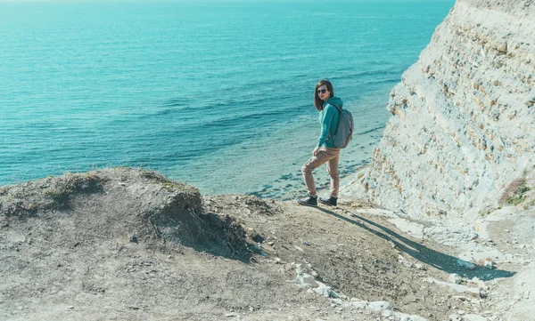 Viaggiatore donna a piedi sulla costa in estate — Foto Stock