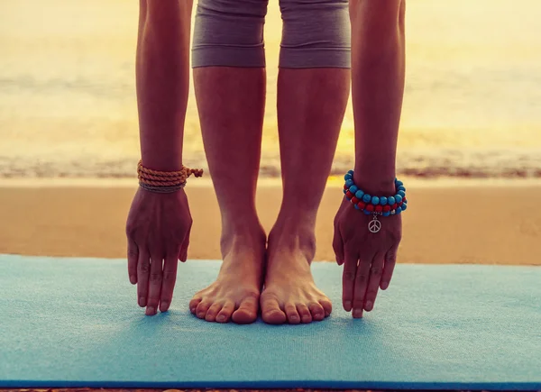 Mädchen macht Yoga-Übungen am Strand — Stockfoto