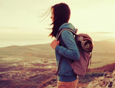 Uzun yürüyüşe çıkan kimse genç kadın sırt çantası ile