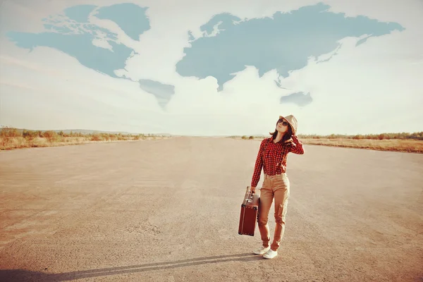 Happy traveler woman with suitcase — Zdjęcie stockowe