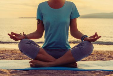 kadın poz Lotus Sahilde meditasyon