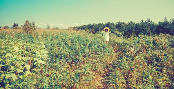 Woman in dress walking in summer park — Stock Photo, Image