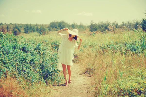 Femme souriante marchant dans le parc d'été — Photo