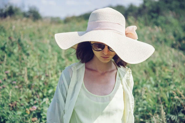 Attractive young woman resting in summer — ストック写真