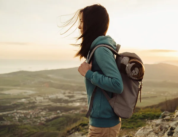 Wanderin junge Frau — Stockfoto