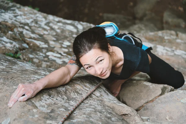 Mujer escalando en piedra roca — Foto de Stock