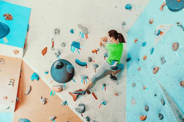 Donna che si esercita in palestra di arrampicata — Foto Stock