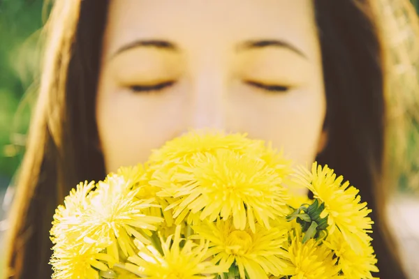 Beautiful girl with yellow dandelions — Stok fotoğraf