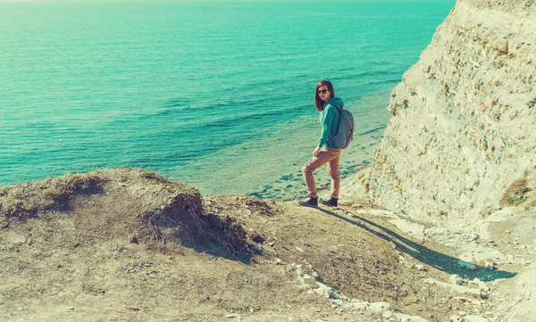 夏に海のそばを歩く旅行者女の子 — ストック写真
