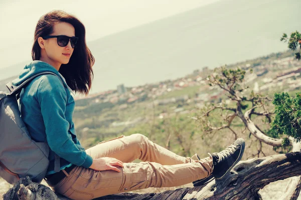 Junge Frau ruht sich auf Baum aus — Stockfoto