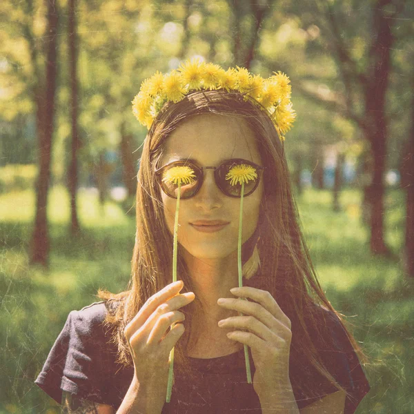 Femme en couronne de pissenlits jaunes — Photo