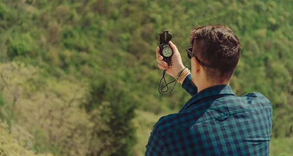 Hiker man with compass — Stockfoto