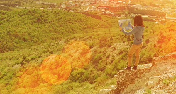 Женщина-туристка с картой в горах — стоковое фото