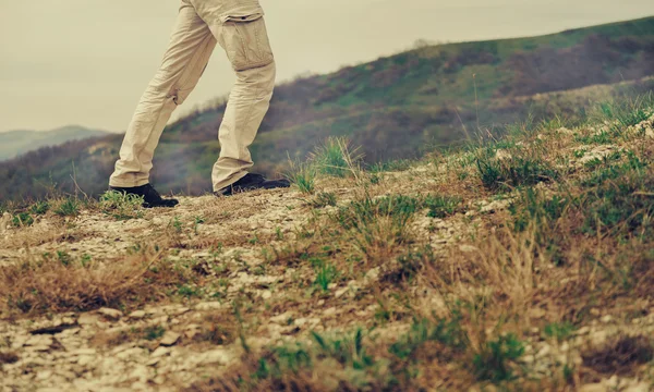 Homme marchant dans les montagnes — Photo