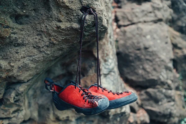 Rode klimmen schoenen — Stockfoto