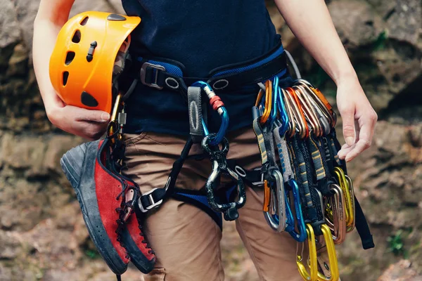 Nő áll a hegymászáshoz felszerelések — Stock Fotó