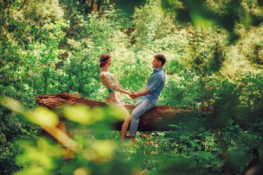 Sevgi dolu çift ağaç parkta oturan