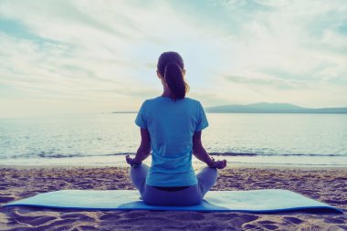 kadın poz Lotus Sahilde meditasyon