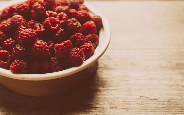 Fresh raspberries in a bowl — Stock Photo, Image