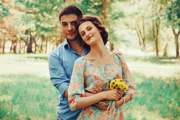 Couple amoureux avec bouquet de pissenlits — Photo