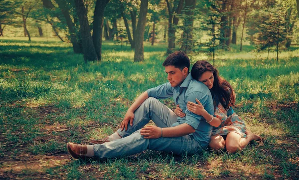 Couple amoureux assis dans le parc d'été — Photo