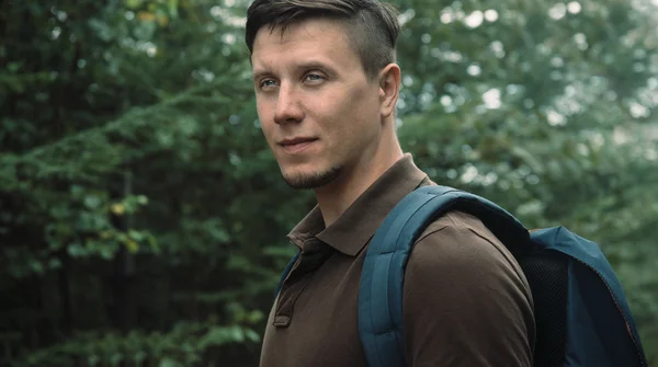 Hiker young man in summer forest — Stock Photo, Image