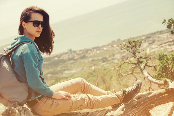 Junge Frau ruht sich auf Baum aus — Stockfoto