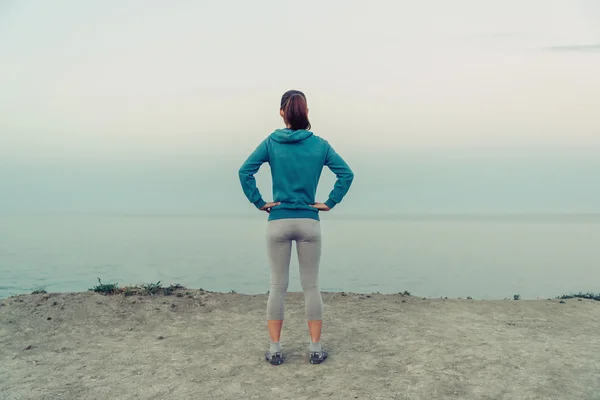 Entrenamiento de mujer joven en la costa — Foto de Stock