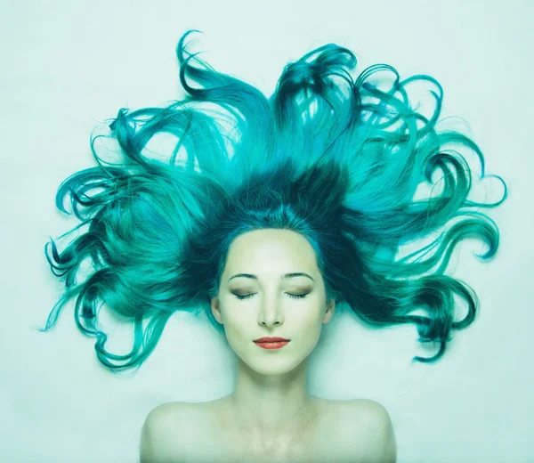 Mulher com cabelos longos de cor turquesa — Fotografia de Stock