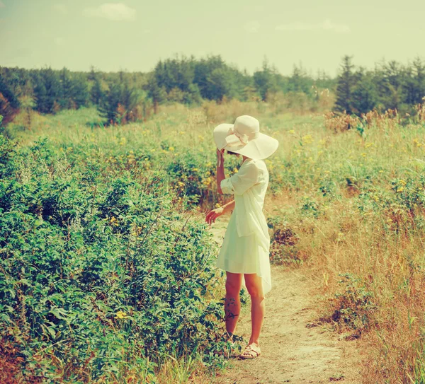 सुंदर लड़की ग्रीष्मकालीन क्षेत्र में चल रही — स्टॉक फ़ोटो, इमेज