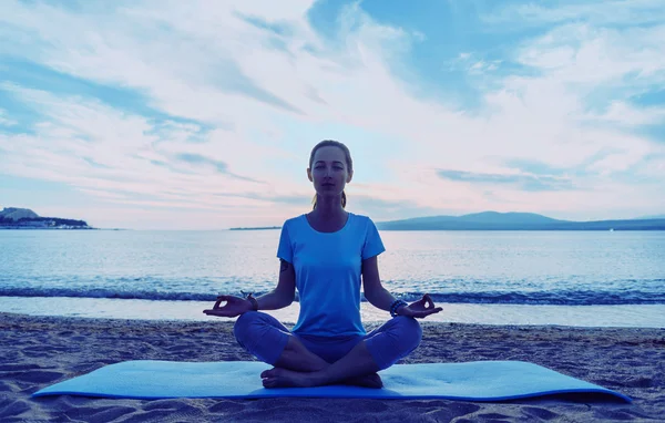 Frau in Lotus-Pose — Stockfoto