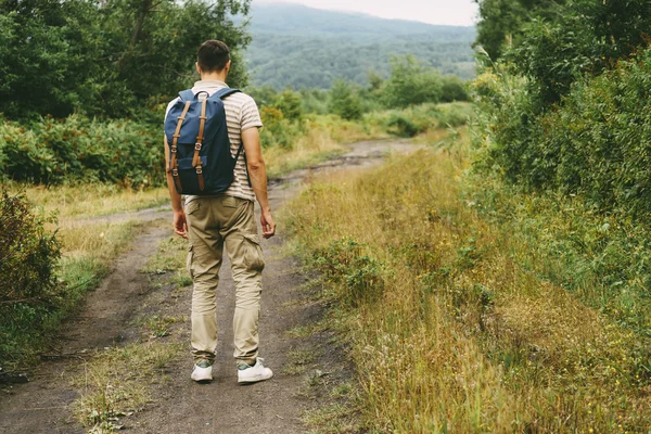 Yaz aylarında yolda yürüyen hiker adam — Stok fotoğraf