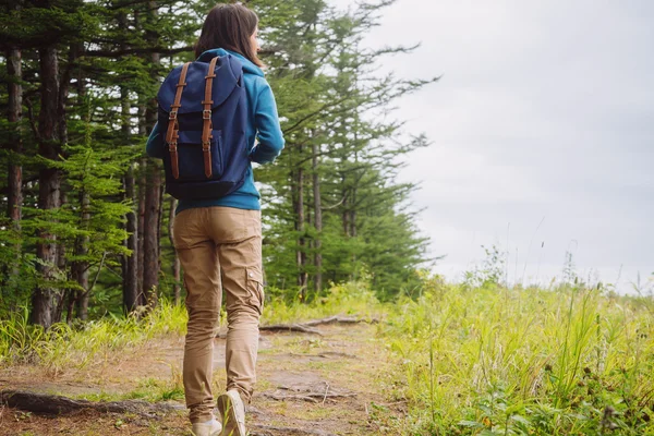 Hiker woman going in summer forest — Stock Photo, Image
