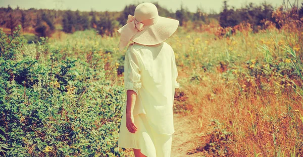 Femme marchant dans le parc d'été — Photo