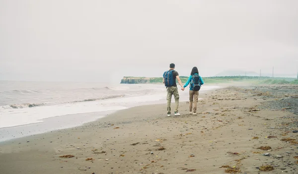 Caminhante casal andando na praia — Fotografia de Stock