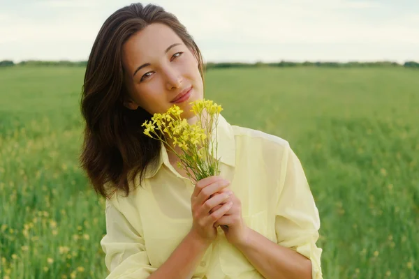 Mulher com buquê de flores amarelas — Fotografia de Stock