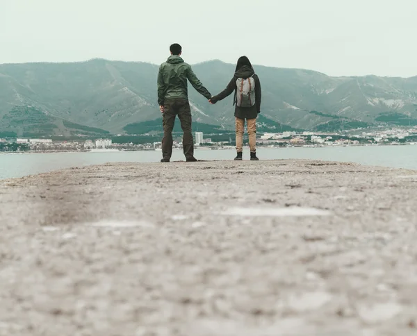 Reiziger liefdevolle paar staande op de pier — Stockfoto